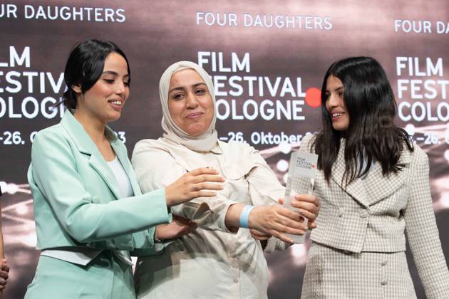 Entertainment Bilder des Tages Olfa HAMROUNI mit ihren Toechtern Eya und Tayssir, Phoenix Preis fuer den Film FOUR DAUGHTERS der Regisseurin Kaouther Ben Hania, Film Festival Cologne awards in Koeln, 26.10.2022.
