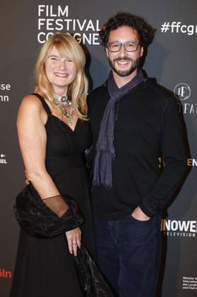 Corinna Nilson mit Begleitung bei der Verleihung der Cologne Awards auf dem 33. Film Festival Cologne 2023 im E-Werk. Köln, 26.10.2023