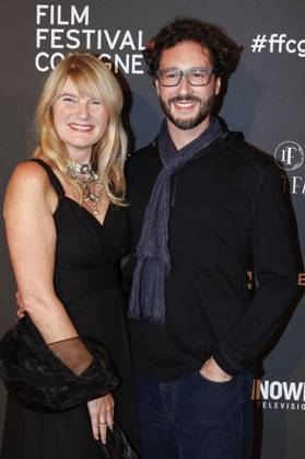 Corinna Nilson mit Begleitung bei der Verleihung der Cologne Awards auf dem 33. Film Festival Cologne 2023 im E-Werk. Köln, 26.10.2023