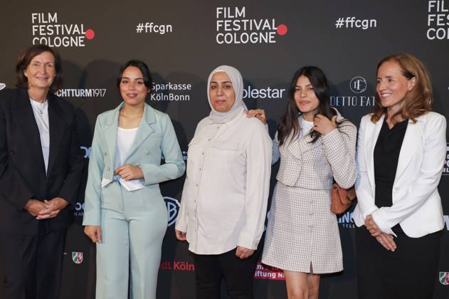 Olfa Hamrouni mit ihren Töchtern Eya und Tayssir bei der Verleihung der Cologne Awards auf dem 33. Film Festival Cologne 2023 im E-Werk. Köln, 26.10.2023
