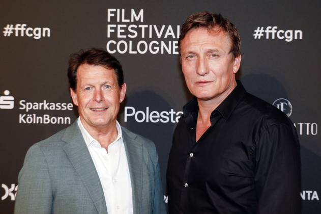 Oliver Masucci mit Gast bei der Verleihung der Cologne Awards auf dem 33. Film Festival Cologne 2023 im E-Werk. Köln, 26.10.2023
