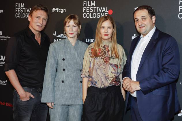 Oliver Masucci, Sandra Hüller, Justine Triet und Nathanael Liminski bei der Verleihung der Cologne Awards auf dem 33. Film Festival Cologne 2023 im E-Werk. Köln, 26.10.2023