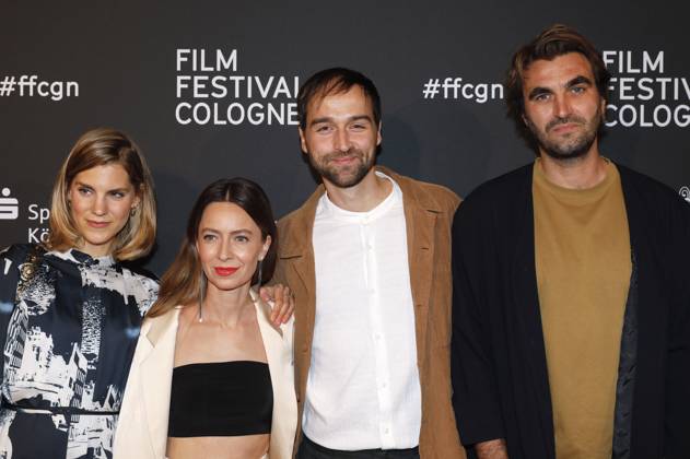 Bettine Langehein, Bianca Hauda, Gast und Marco Wolter bei der Verleihung der Cologne Awards auf dem 33. Film Festival Cologne 2023 im E-Werk. Köln, 26.10.2023