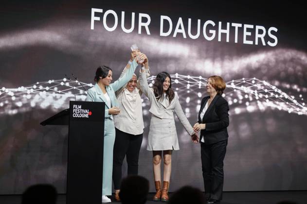 Olfa Hamrouni mit ihren Töchtern Eya und Tayssir bei der Verleihung der Cologne Awards auf dem 33. Film Festival Cologne 2023 im E-Werk. Köln, 26.10.2023