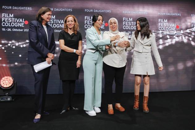Olfa Hamrouni mit ihren Töchtern Eya und Tayssir bei der Verleihung der Cologne Awards auf dem 33. Film Festival Cologne 2023 im E-Werk. Köln, 26.10.2023