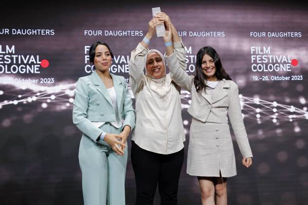 Olfa Hamrouni mit ihren Töchtern Eya und Tayssir bei der Verleihung der Cologne Awards auf dem 33. Film Festival Cologne 2023 im E-Werk. Köln, 26.10.2023