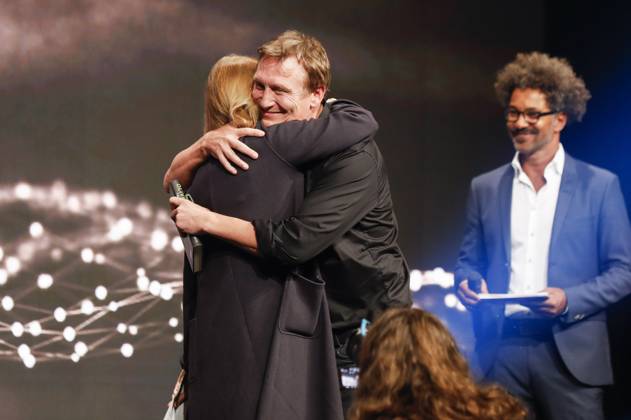 Gabriela Sperl, Oliver Masucci und Tyron Ricketts bei der Verleihung der Cologne Awards auf dem 33. Film Festival Cologne 2023 im E-Werk. Köln, 26.10.2023