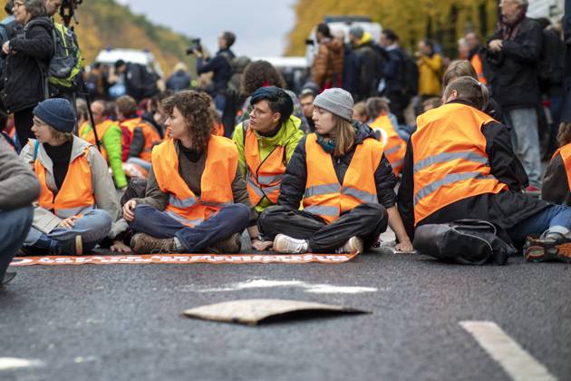 Bilder des Jahres 2023, News 10 Oktober News Themen der Woche KW43 News Bilder des Tages Massenbesetzung der Klima-Kleber auf der Straße des 17. Juni, Hunderte Klima-Aktivisten haben am Samstag in Berlin demonstriert. Sie stellten sich gegen Mittag an mehreren Stellen auf die Straße des 17. Juni im Tiergarten und brachten damit den Verkehr zum Erliegen. Laut Angaben der Berliner Polizei die mit zahlreichen Kräften vor Ort im Einsatz war, klebten sich rund 100 Personen an die Fahrbahn und mussten teils aufwendig von Kräften der Berliner Polizei von der Fahrbahn gelöst werden. Die Straße des 17. Juni wurde zwischen Brandenburger Tor und Großer Stern komplett gesperrt. Berlin Berlin Deutschland