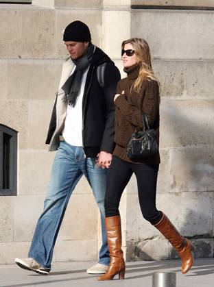 RESTRICTIONS APPLY Gisele Bundchen and Tom Brady stroll hand-in-hand in Paris 14047, PARIS, FRANCE - Tuesday February 20 2007. USA, UK, AUSTRALIAN AND NEW ZEALAND USE ONLY Gisele Bundchen and new love Tomy Brady take a romantic walk through the streets of Paris. NFL quarterback Brady was recently surprised by his former lover Bridget Moynahan after she publically announced she was more than three months pregnant with his child. Photograph: Pacificcoastnews.com UK OFFICE: +44 131 225 3333 3322 US OFFICE: 1 310 261 9676, Credit:Pacificcoastnews.com Avalon France  Copyright: xPacificcoastnews.comx xAvalonx 0520313435