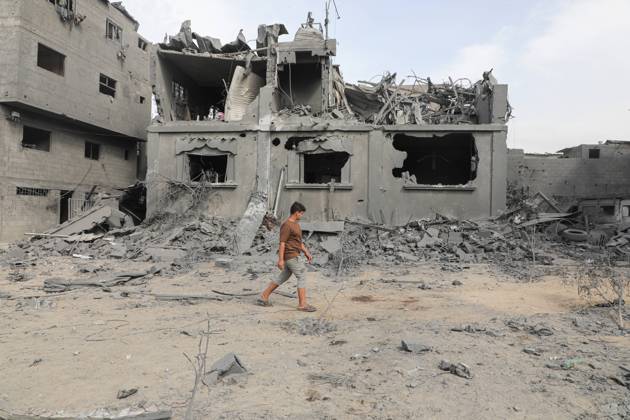 Bilder des Jahres 2023, News 10 Oktober News Themen der Woche KW43 News Bilder des Tages Palestinians search through rubble of buildings that were destroyed during Israeli air strike on El-Nuseirat Palestinians search through rubble of buildings that were destroyed during Israeli air strike on El-Nuseirat central of Gaza Strip. Photo by Naaman Omar apaimages El-Nuseirat Gaza Strip Palestinian Territory 291023_Nuseirat_NAA_00(3) Copyright: xapaimagesxNaamanxOmarxx xapaimagesx
