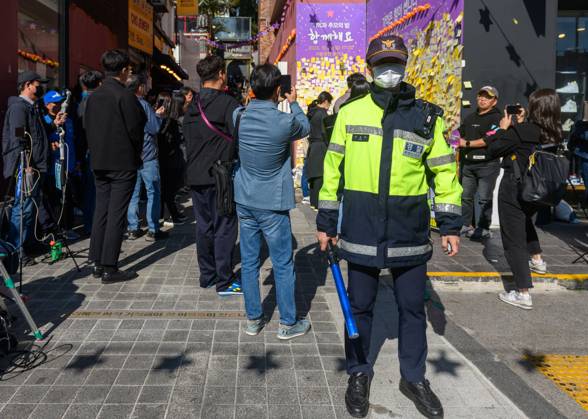 The first anniversary of the tragic crowd crush that killed 159 people at the Halloween festival in Itaewon, Seoul - 29 Oct 2023 A South Korean Police guard the alley where a crowd crush incident in the entertainment district of Itaewon, Seoul a year ago. The crowd crush incident in the Itaewon entertainment district in Seoul during the Halloween festival on October 29, 2022, killing 159 people and injuring 196. Seoul South Korea Copyright: xKimxJae-Hwanx xSOPAxImagesx jhk231029005