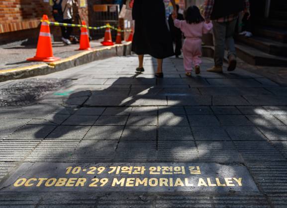 The first anniversary of the tragic crowd crush that killed 159 people at the Halloween festival in Itaewon, Seoul - 29 Oct 2023 Mourners seen visiting the alley where the crowd crush incident in the entertainment district of Itaewon, Seoul. The crowd crush incident in the Itaewon entertainment district in Seoul during the Halloween festival on October 29, 2022, killing 159 people and injuring 196. Seoul South Korea Copyright: xKimxJae-Hwanx xSOPAxImagesx jhk231029006