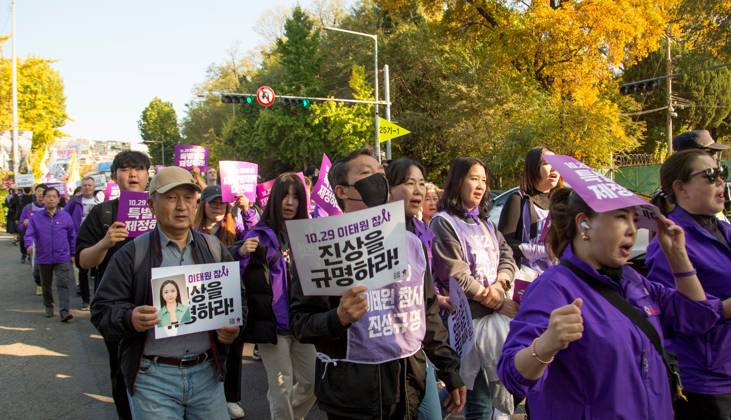 Itaewon tragedy, Oct 29, 2023 : A family member (L) of a victim of the Itaewon crowd crush, holds a photo of the perished during a protest march at Itaewon street in Seoul, South Korea. Thousands of people and family members of the victims gathered in central Seoul to cherish the memories of the deceased at a memorial event marking the first anniversary of the deadly Itaewon crowd crush that claimed 159 lives last year. They demanded a probe into the disaster and punishment of officials found responsible for the tragedy.  , aflo_234055175.jpg,