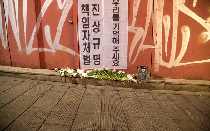 Itaewon tragedy, Oct 29, 2023 : Flowers are seen in alleyway, the site of the Itaewon crowd crush during Halloween celebrations last year, in Seoul, South Korea. Thousands of people and family members of the victims gathered in central Seoul on Sunday to cherish the memories of the deceased at a memorial event marking the first anniversary of the deadly Itaewon crowd crush that claimed 159 lives. They demanded a probe into the disaster and punishment of officials found responsible for the tragedy. Placards read, Investigate and punish officials found responsible for the October 29 Itaewon disaster (L) and Remember us . , aflo_234061678.jpg,