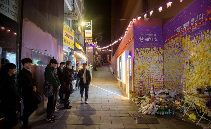 Itaewon tragedy, Oct 29, 2023 : People mourn for the perished in an alleyway, the site of the Itaewon crowd crush during Halloween celebrations last year, in Seoul, South Korea. Thousands of people and family members of the victims gathered in central Seoul on Sunday to cherish the memories of the deceased at a memorial event marking the first anniversary of the deadly Itaewon crowd crush that claimed 159 lives. They demanded a probe into the disaster and punishment of officials found responsible for the tragedy.  , aflo_234062497.jpg,
