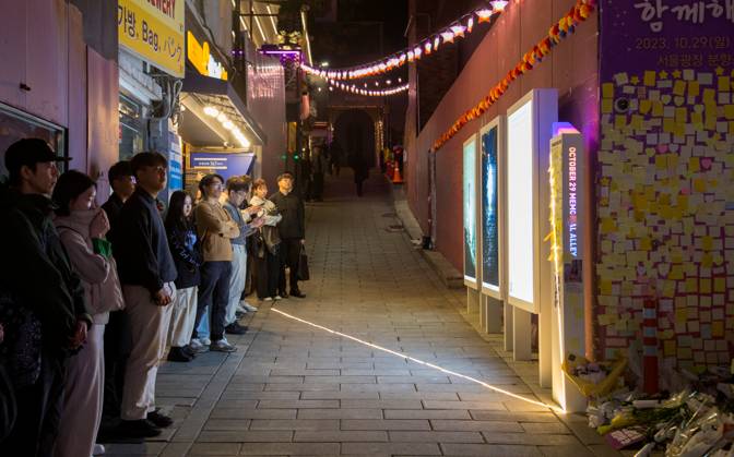 Itaewon tragedy, Oct 29, 2023 : People mourn for the perished in an alleyway, the site of the Itaewon crowd crush during Halloween celebrations last year, in Seoul, South Korea. Thousands of people and family members of the victims gathered in central Seoul on Sunday to cherish the memories of the deceased at a memorial event marking the first anniversary of the deadly Itaewon crowd crush that claimed 159 lives. They demanded a probe into the disaster and punishment of officials found responsible for the tragedy.  , aflo_234062504.jpg,