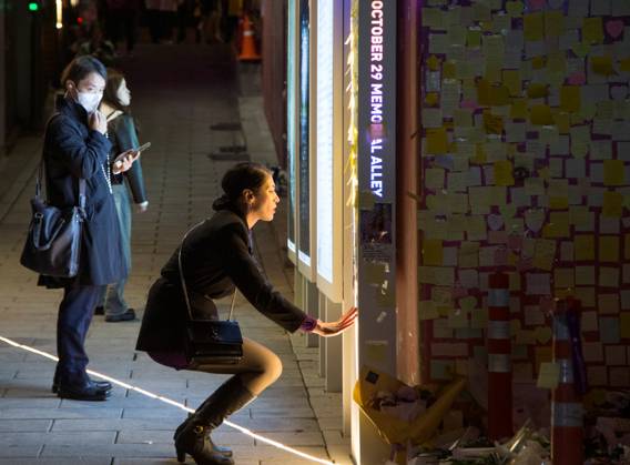 Itaewon tragedy, Oct 29, 2023 : People mourn for the perished in an alleyway, the site of the Itaewon crowd crush during Halloween celebrations last year, in Seoul, South Korea. Thousands of people and family members of the victims gathered in central Seoul on Sunday to cherish the memories of the deceased at a memorial event marking the first anniversary of the deadly Itaewon crowd crush that claimed 159 lives. They demanded a probe into the disaster and punishment of officials found responsible for the tragedy.  , aflo_234062528.jpg,