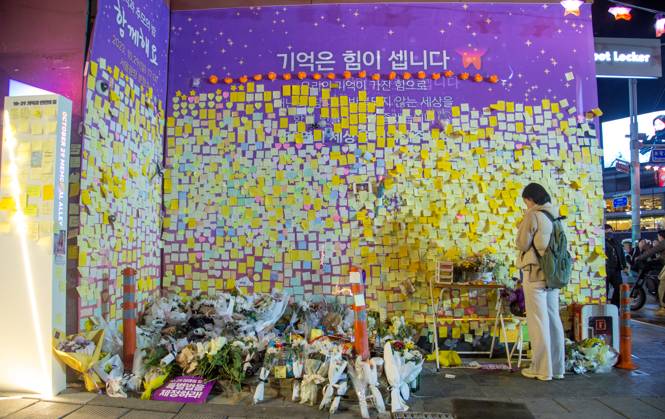 Itaewon tragedy, Oct 29, 2023 : A woman mourns for the perished in an alleyway, the site of the Itaewon crowd crush during Halloween celebrations last year, in Seoul, South Korea. Thousands of people and family members of the victims gathered in central Seoul on Sunday to cherish the memories of the deceased at a memorial event marking the first anniversary of the deadly Itaewon crowd crush that claimed 159 lives. They demanded a probe into the disaster and punishment of officials found responsible for the tragedy.  , aflo_234062557.jpg,