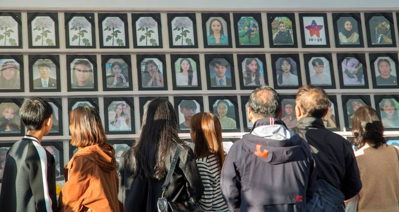 Itaewon tragedy, Oct 29, 2023 : People mourn for victims of Itaewon crowd crush at a group memorial altar at the Seoul plaza in Seoul, South Korea. Thousands of people and family members of the victims gathered in central Seoul on Sunday to cherish the memories of the deceased at a memorial event marking the first anniversary of the deadly Itaewon crowd crush during Halloween celebrations that claimed 159 lives. They demanded a probe into the disaster and punishment of officials found responsible for the tragedy.  , aflo_234063935.jpg,