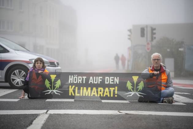 News Themen der Woche KW44 Bilder des Jahres 2023, News 10 Oktober News Bilder des Tages St. Pölten, Österreich. 30 Oktober 2023. Mitglieder der Letzten Generation Österreich blockieren den morgendlichen Frühverkehr in der Hauptstadt von Niederösterreich um mehr Klimaschutz der Niederösterreichischen Landesregierung einzufordern.