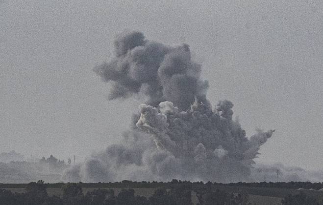 Bilder des Jahres 2023, News 10 Oktober (231030) -- SDEROT, Oct. 30, 2023 -- Smoke rises from the northern Gaza Strip after Israeli airstrikes, as seen from Israel s border with Gaza Oct. 29, 2023. In 23 days, at least 8,005 Palestinians, including 3,342 children, 2,062 women, and 460 elderly people, have lost their lives in the Israeli airstrikes, according to the Palestinian health authorities in Gaza. ) (FOCUS) MIDEAST-PALESTINIAN-ISRAELI CONFLICT ChenxJunqing 