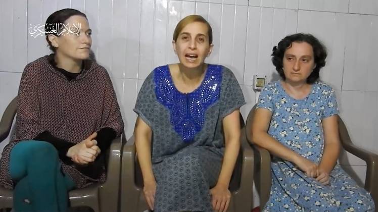 News Themen der Woche KW44 Bilder des Jahres 2023, News 10 Oktober News Bilder des Tages A screengrab from a video released by Hamas on Monday, October 30, 2023, shows three women (L-R), Yelena Trupanov, Daniel Aloni, and Ramon Kirsht, who were kidnapped and taken to Gaza on October 7th. Israeli PM Netanyahu condemned the clip as cruel psychological propaganda . Screengrab via Hamas video  WAX2023103003 HAMAS