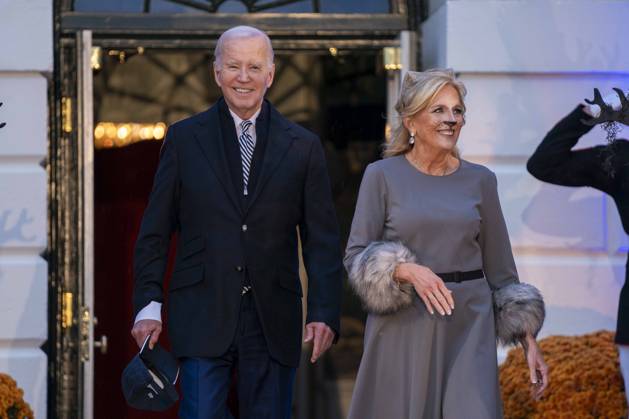 News Themen der Woche KW44 Bilder des Jahres 2023, News 10 Oktober Entertainment Bilder des Tages October 30, 2023, Washington, District of Columbia, USA: United States President Joe Biden and first lady Dr. Jill Biden emerge to host a Halloween trick-or-treat event for local public school students and military-connected families on the South Lawn of the White House in Washington, DC on Monday, October 30, 2023 Washington USA - ZUMAs152 20231030_faa_s152_108 Copyright: xBonniexCashx-xPoolxviaxCNPx