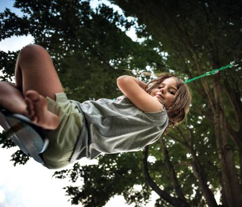 IMAGO Creative, Jahreszeit Sommer, Sommerferien Young happy girl playing on tree swing in summer Wooster, Ohio, United States CR_JOKU231030-1279823-01 ,model released, Symbolfoto