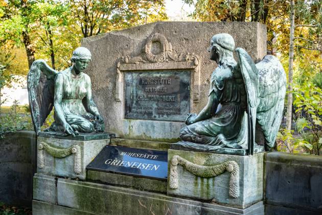 Berlin Mitte ; Domfriedhof der St. Hedwigsgemeinde Liesenstraße, Grab Grieneisen - 01.11.2023 Friedhof
