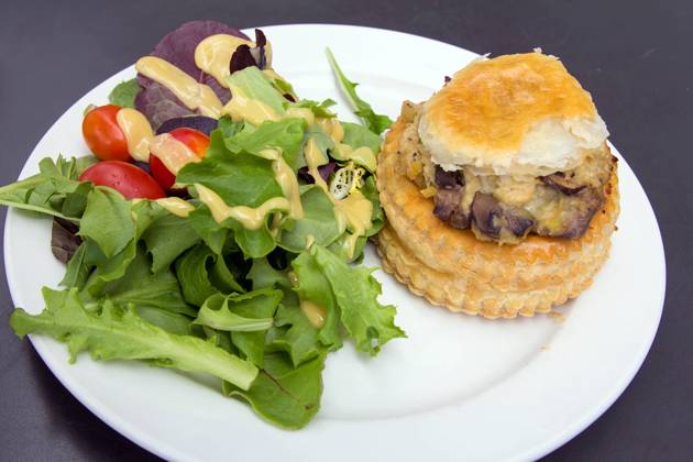 IMAGO Creative, Food, Pot Pie Chicken Pot Pie with Leafy Green Vegetables Tomatoes and Salad Dressing Copyright: JitxLim 32122879