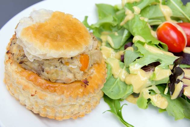 IMAGO Creative, Food, Pot Pie Chicken Pot Pie with Leafy Green Vegetables Tomatoes and Salad Dressing Closeup Copyright: JitxLim 32122880