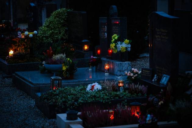 01.11.2023, Braunau am Inn, AUT, Unterwegs in der Oberoesterreich, Fototermin, Themenbild, Verschiedene Themenbilder, Symbolbild, Friedhof, Allerheiligen, Allerseelen, im Bild Friedhof, Grab, Graeber, Friedhof, Gesteck, Blumen, Blumenschmuck, Kreuz, Engl, Engerl, Kerze, Licht Kerzen, Grab, Grablicht, Blumen, Symbolbild, Feature,