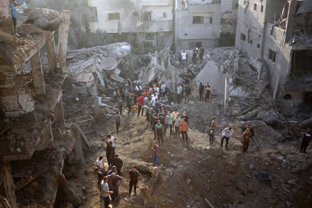 Bilder des Jahres 2023, News 11 November News Themen der Woche KW44 News Bilder des Tages Palestinians conduct a search and rescue operation after the attack of the Israeli army at Maghazi refugee camp Palestinians conduct a search and rescue operation after the attack of the Israeli army at Maghazi refugee camp in Gaza City, Gaza on November 03, 2023. Photo by Omar Ashtawy apaimages Maghazi Gaza Strip Palestinian Territory 031123_Maghazi_OSH_00(4) Copyright: xapaimagesxOmarxAshtawyx xapaimagesx