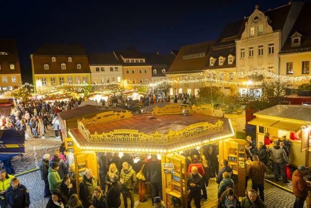 Pfefferkuchenmarkt Pulsnitz Pulsnitz ist bekannt als Sachsens Pfefferkuchenstadt. Seit dem Jahr 2003 findet hier, immer am ersten Wochenende im November, ein Pfefferkuchenmarkt statt. Auf dem Pulsnitzer Pfefferkuchenmarkt werden alle acht Pfefferküchler der Stadt sowie die Pulsnitzer Lebkuchenfabrik GmbH vertreten sein und Ihre Pulsnitzer Pfefferkuchen, wie z.B. die beliebten Pulsnitzer Spitzen, zum Kauf anbieten. Der Pulsnitzer Pfefferkuchenmarkt wird somit auch in diesem Jahr als einer der ersten Weihnachtsmärkte, die diesjährigen Weihnachtsmarktsaison eröffnen. Pulsnitz Sachsen Deutschland