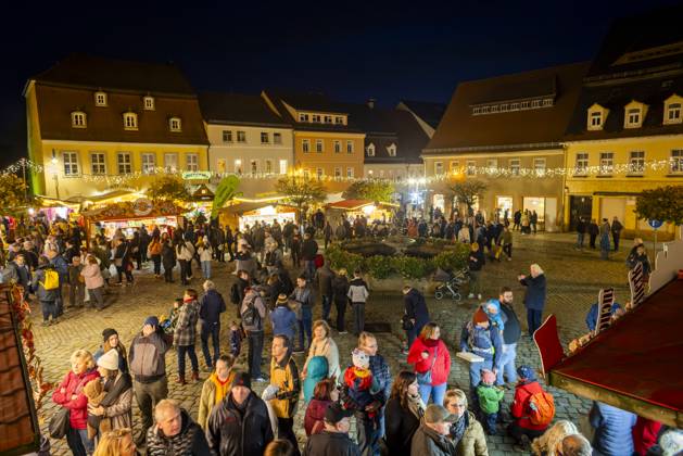 Pfefferkuchenmarkt Pulsnitz Pulsnitz ist bekannt als Sachsens Pfefferkuchenstadt. Seit dem Jahr 2003 findet hier, immer am ersten Wochenende im November, ein Pfefferkuchenmarkt statt. Auf dem Pulsnitzer Pfefferkuchenmarkt werden alle acht Pfefferküchler der Stadt sowie die Pulsnitzer Lebkuchenfabrik GmbH vertreten sein und Ihre Pulsnitzer Pfefferkuchen, wie z.B. die beliebten Pulsnitzer Spitzen, zum Kauf anbieten. Der Pulsnitzer Pfefferkuchenmarkt wird somit auch in diesem Jahr als einer der ersten Weihnachtsmärkte, die diesjährigen Weihnachtsmarktsaison eröffnen. Pulsnitz Sachsen Deutschland