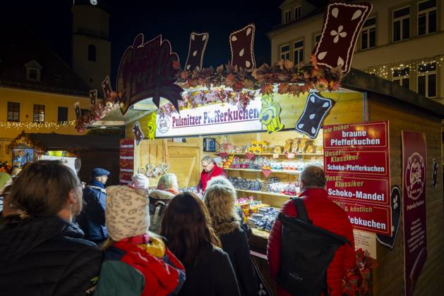 Pfefferkuchenmarkt Pulsnitz Pulsnitz ist bekannt als Sachsens Pfefferkuchenstadt. Seit dem Jahr 2003 findet hier, immer am ersten Wochenende im November, ein Pfefferkuchenmarkt statt. Auf dem Pulsnitzer Pfefferkuchenmarkt werden alle acht Pfefferküchler der Stadt sowie die Pulsnitzer Lebkuchenfabrik GmbH vertreten sein und Ihre Pulsnitzer Pfefferkuchen, wie z.B. die beliebten Pulsnitzer Spitzen, zum Kauf anbieten. Der Pulsnitzer Pfefferkuchenmarkt wird somit auch in diesem Jahr als einer der ersten Weihnachtsmärkte, die diesjährigen Weihnachtsmarktsaison eröffnen. Pulsnitz Sachsen Deutschland
