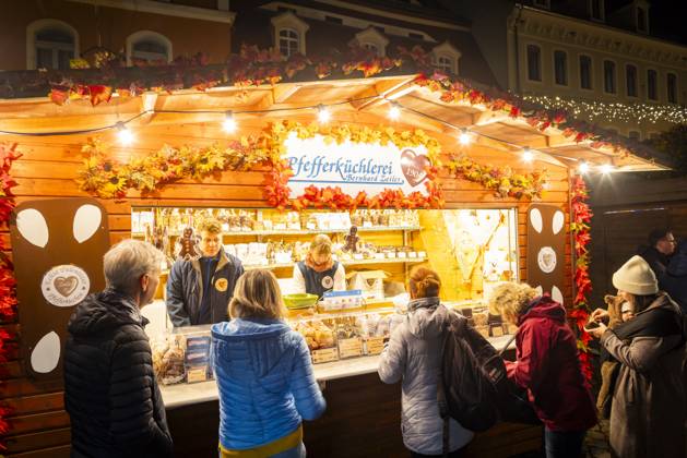Pfefferkuchenmarkt Pulsnitz Pulsnitz ist bekannt als Sachsens Pfefferkuchenstadt. Seit dem Jahr 2003 findet hier, immer am ersten Wochenende im November, ein Pfefferkuchenmarkt statt. Auf dem Pulsnitzer Pfefferkuchenmarkt werden alle acht Pfefferküchler der Stadt sowie die Pulsnitzer Lebkuchenfabrik GmbH vertreten sein und Ihre Pulsnitzer Pfefferkuchen, wie z.B. die beliebten Pulsnitzer Spitzen, zum Kauf anbieten. Der Pulsnitzer Pfefferkuchenmarkt wird somit auch in diesem Jahr als einer der ersten Weihnachtsmärkte, die diesjährigen Weihnachtsmarktsaison eröffnen. Pulsnitz Sachsen Deutschland