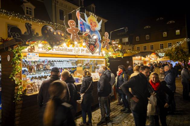 Pfefferkuchenmarkt Pulsnitz Pulsnitz ist bekannt als Sachsens Pfefferkuchenstadt. Seit dem Jahr 2003 findet hier, immer am ersten Wochenende im November, ein Pfefferkuchenmarkt statt. Auf dem Pulsnitzer Pfefferkuchenmarkt werden alle acht Pfefferküchler der Stadt sowie die Pulsnitzer Lebkuchenfabrik GmbH vertreten sein und Ihre Pulsnitzer Pfefferkuchen, wie z.B. die beliebten Pulsnitzer Spitzen, zum Kauf anbieten. Der Pulsnitzer Pfefferkuchenmarkt wird somit auch in diesem Jahr als einer der ersten Weihnachtsmärkte, die diesjährigen Weihnachtsmarktsaison eröffnen. Pulsnitz Sachsen Deutschland