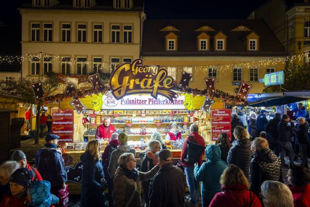 Pfefferkuchenmarkt Pulsnitz Pulsnitz ist bekannt als Sachsens Pfefferkuchenstadt. Seit dem Jahr 2003 findet hier, immer am ersten Wochenende im November, ein Pfefferkuchenmarkt statt. Auf dem Pulsnitzer Pfefferkuchenmarkt werden alle acht Pfefferküchler der Stadt sowie die Pulsnitzer Lebkuchenfabrik GmbH vertreten sein und Ihre Pulsnitzer Pfefferkuchen, wie z.B. die beliebten Pulsnitzer Spitzen, zum Kauf anbieten. Der Pulsnitzer Pfefferkuchenmarkt wird somit auch in diesem Jahr als einer der ersten Weihnachtsmärkte, die diesjährigen Weihnachtsmarktsaison eröffnen. Pulsnitz Sachsen Deutschland