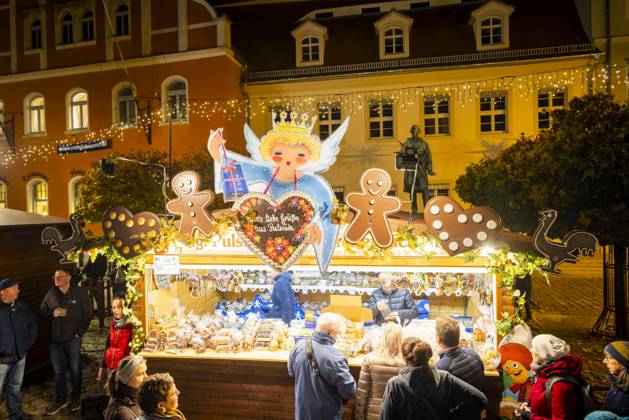 Pfefferkuchenmarkt Pulsnitz Pulsnitz ist bekannt als Sachsens Pfefferkuchenstadt. Seit dem Jahr 2003 findet hier, immer am ersten Wochenende im November, ein Pfefferkuchenmarkt statt. Auf dem Pulsnitzer Pfefferkuchenmarkt werden alle acht Pfefferküchler der Stadt sowie die Pulsnitzer Lebkuchenfabrik GmbH vertreten sein und Ihre Pulsnitzer Pfefferkuchen, wie z.B. die beliebten Pulsnitzer Spitzen, zum Kauf anbieten. Der Pulsnitzer Pfefferkuchenmarkt wird somit auch in diesem Jahr als einer der ersten Weihnachtsmärkte, die diesjährigen Weihnachtsmarktsaison eröffnen. Pulsnitz Sachsen Deutschland