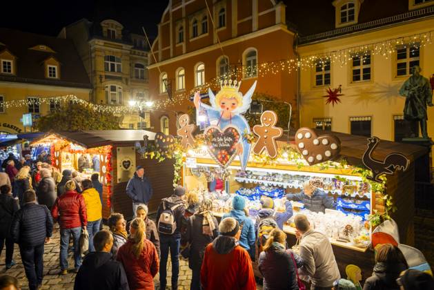 Pfefferkuchenmarkt Pulsnitz Pulsnitz ist bekannt als Sachsens Pfefferkuchenstadt. Seit dem Jahr 2003 findet hier, immer am ersten Wochenende im November, ein Pfefferkuchenmarkt statt. Auf dem Pulsnitzer Pfefferkuchenmarkt werden alle acht Pfefferküchler der Stadt sowie die Pulsnitzer Lebkuchenfabrik GmbH vertreten sein und Ihre Pulsnitzer Pfefferkuchen, wie z.B. die beliebten Pulsnitzer Spitzen, zum Kauf anbieten. Der Pulsnitzer Pfefferkuchenmarkt wird somit auch in diesem Jahr als einer der ersten Weihnachtsmärkte, die diesjährigen Weihnachtsmarktsaison eröffnen. Pulsnitz Sachsen Deutschland
