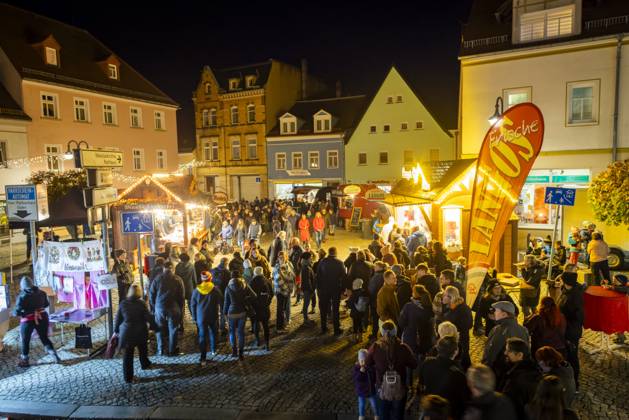 Pfefferkuchenmarkt Pulsnitz Pulsnitz ist bekannt als Sachsens Pfefferkuchenstadt. Seit dem Jahr 2003 findet hier, immer am ersten Wochenende im November, ein Pfefferkuchenmarkt statt. Auf dem Pulsnitzer Pfefferkuchenmarkt werden alle acht Pfefferküchler der Stadt sowie die Pulsnitzer Lebkuchenfabrik GmbH vertreten sein und Ihre Pulsnitzer Pfefferkuchen, wie z.B. die beliebten Pulsnitzer Spitzen, zum Kauf anbieten. Der Pulsnitzer Pfefferkuchenmarkt wird somit auch in diesem Jahr als einer der ersten Weihnachtsmärkte, die diesjährigen Weihnachtsmarktsaison eröffnen. Pulsnitz Sachsen Deutschland