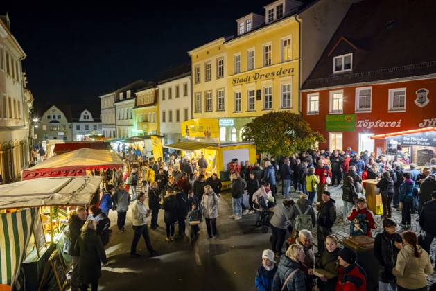 Pfefferkuchenmarkt Pulsnitz Pulsnitz ist bekannt als Sachsens Pfefferkuchenstadt. Seit dem Jahr 2003 findet hier, immer am ersten Wochenende im November, ein Pfefferkuchenmarkt statt. Auf dem Pulsnitzer Pfefferkuchenmarkt werden alle acht Pfefferküchler der Stadt sowie die Pulsnitzer Lebkuchenfabrik GmbH vertreten sein und Ihre Pulsnitzer Pfefferkuchen, wie z.B. die beliebten Pulsnitzer Spitzen, zum Kauf anbieten. Der Pulsnitzer Pfefferkuchenmarkt wird somit auch in diesem Jahr als einer der ersten Weihnachtsmärkte, die diesjährigen Weihnachtsmarktsaison eröffnen. Pulsnitz Sachsen Deutschland