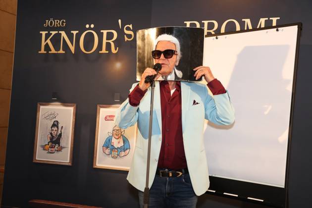 Jörg Knör parodiert Karl Lagerfeld, Jörg Knör stellt jetzt in Hamburg seine originellen Knörikaturen vor. Der Entertainer, Parodist und Karikaturist zeigt seine Zeichnungen, die prominente Persönlichkeiten auf humorvolle und überzeichnete Art darstellen, unter dem Motto Hamburg...meine Perlen in der Walentowski-Galerie in der Europa Passage Hamburg, Vernissage am 4.11.2023