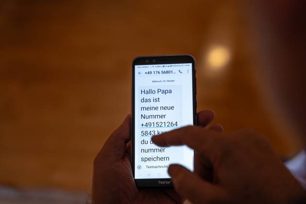 An old man received a text message on his smartphone with the text Hello dad this is my new number Disgusting trick and telephone fraud