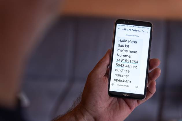 An old man received a text message on his smartphone with the text Hello dad this is my new number Disgusting trick and telephone fraud