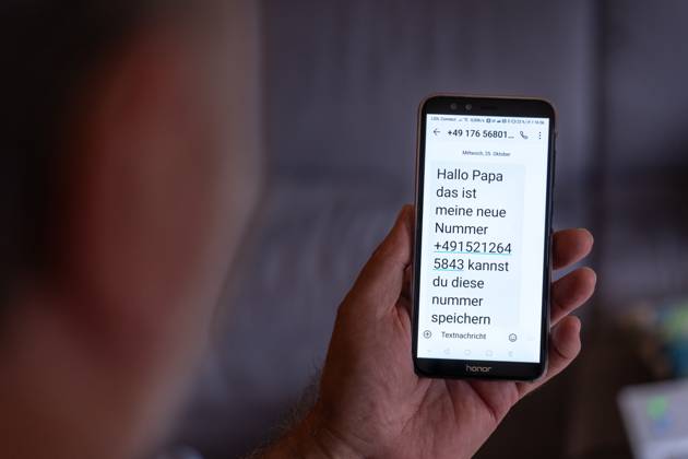 An old man received a text message on his smartphone with the text Hello dad this is my new number Disgusting trick and telephone fraud