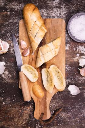 IMAGO Creative, Food, Brot, Knoblauchbrot Draufsicht Knoblauchbrot Tisch Copyright: imageBROKER OleksandrxLatkun ibxole09797430.jpg
