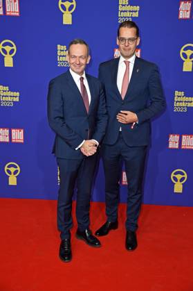 Volker Wissing, Claudius Senst (CEO der BILD-Gruppe) - VERLEIHUNG DAS GOLDENE LENKRAD 2023 im Axel Springer Hochhaus in Berlin am 07.11.2023