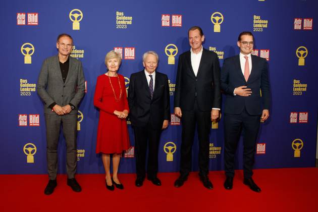 Das Goldene Lenkrad 2023 Oliver Blume, Friede Springer, Wolfgang Porsche, Mathias Döpfner und Claudius Senst bei der Verleihung des Goldenen Lenkrads 2023 im Axel Springer Hochhaus am 07.11.2023 in Berlin. Copyright: xEventpressxKochanx